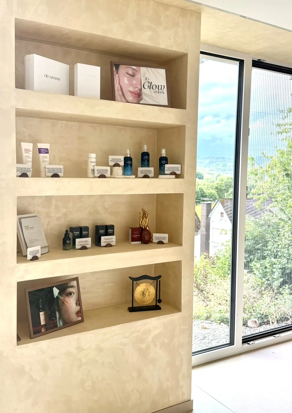 Regal im Studio mit Pflegeprodukten und Fensterblick