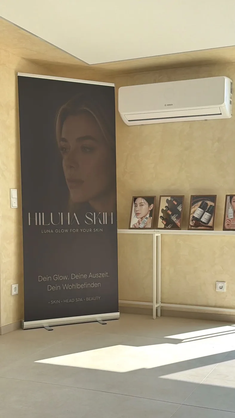 HilunaSkin Roll-up „Dein Glow. Deine Auszeit. Dein Wohlbefinden.“ im Studio